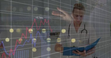 Steteskopla önlüklü bir klinisyen mavi klasörü inceliyor ve koğuşta, kopyalama alanında görüntüleniyor. Tıbbi, sağlık, analitik, veri, yenilik, profesyonellik, teknoloji