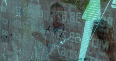 Laboratuvar önlüğü giyen erkek doktor, röntgen sırasında omurilik modelini açıklıyor ve dosyaları inceliyor. Tıbbi, danışma, sağlık, tanı, dijital, profesyonel, anatomi