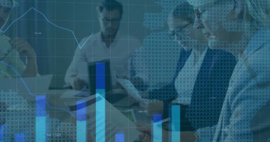 Raporlar ve dijital çizelgelerle toplantı odasında verileri inceleyen spor ceketli profesyonelleri teftiş ediyor. Şirket, finans, analitik, teknoloji, takım çalışması, strateji, modern