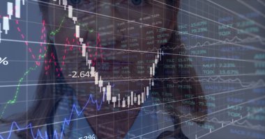 Ceket konusunda kıdemli analist, ticaret masasında verileri analiz ediyor, şamdanlar ve saatlerle. Finansal, teknoloji, analitik, profesyonel, veri görselleştirme, yatırım, dijital