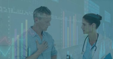 Stetoskop ve çizelge ile klinikte doktora danışmanlık yaparken göğsü tutan hasta, kopyalama alanı. Sağlık, tanı, tıbbi, teknoloji, sağlık, bakım, analiz