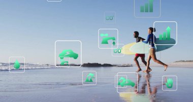 Sahilde üzerinde yüzen ekolojik simgeler olan sörf tahtası taşıyan, kaşıntılı korumalar giyen çift. Kopya alanı. Sahil, yansıtıcı, kıyı şeridi, macera, çevre bilinci, canlı, açık hava