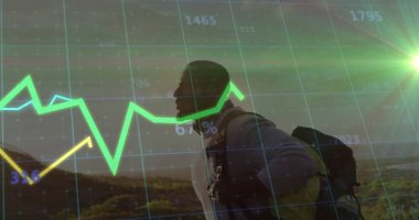 Ceketli ve sırt çantalı bir yürüyüşçü gün doğumunda tepelik arazide finans haritasıyla birlikte. Macera, keşif, açık hava, canlılık, azim, manzara, strateji