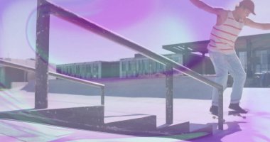 Kıyma yapan kaykaycı çizgili tişört giyiyor kaykay parkında metal korkuluklara kayıyor, fotokopi çekiyor. Kentsel, aksiyon, dinamik, enerjik, canlı, çağdaş, spor