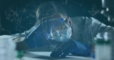 Laboratuvar önlüklü ve mavi eldivenli bilim adamı labaratuvarda göz göze duran, asma kilit kaplamalı. Araştırma, güvenlik, biyoteknoloji, dijital, yenilik, analiz, koruma