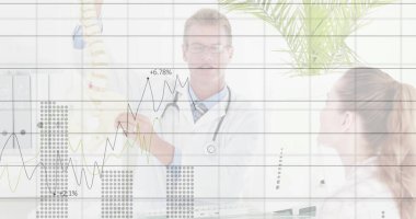 Omurga modelini steteskopla klinikteki hastaya açıklayan erkek doktor. Tıbbi, sağlık, danışma, profesyonellik, anatomi, eğitim, klinik