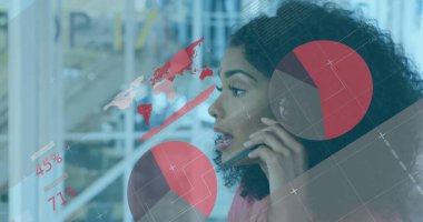 Ofiste elinde akıllı telefon olan pembe bluzlu, harita ve harita kaplamalı konuşan bir iş kadını. Veri görselleştirme, profesyonel, çağdaş, kurumsal, analitik, stratejik, geleceksel