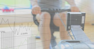 Spor giyim bölümünde yetişkin bir erkek spor salonunda kürek çekiyor. Veri grafiği üst üste biniyor. Atletik, kardiyovasküler, performans, teknoloji, sağlık, eğitim, modern