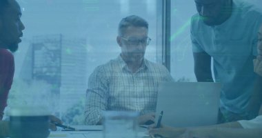 Toplantı odasında, dijital çizelgelerle bilgisayardaki verileri analiz eden takım üyeleri. İşbirliği, takım çalışması, yenilik, veri analizi, profesyonel, çağdaş, ofis