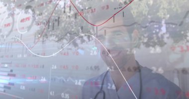 Açık mavi önlük ve cam duvar steteskobu giyen gülümseyen doktor dijital çizgi grafiklerini gösteriyor. Tıbbi, veri, analiz, sağlık, dijital, profesyonel, çevre