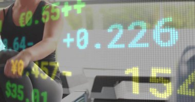 Kürek çekme kolu, fitness stüdyosunda egzersiz yapan bir kadın, para birimi veri örtüsü, kopyalama alanı. Fitness, health, wellness, digital, technology, strength, training