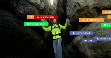 Neon yeşil ceketli gezgin, slot kanyonu boyunca, sırt çantası ve uyarı simgeleriyle. Macera, keşif, açık hava, engebeli, teknoloji, dijital, vahşi doğa