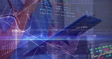 Bankacı elinde akıllı telefon tutuyor ve ofis masasında tabletle etkileşime geçiyor. Finansal çizelgeler örtüşüyor. Profesyonel, teknoloji, fütürist, finans, analiz, dijital, kurumsal