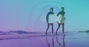 Dalgıç kıyafeti giymiş yürüyen bir çift, sahil şeridinde sörf tahtası taşıyan döküntü bir koruma, gökyüzünü yansıtan. Macera, romantizm, açık hava, sahil, eğlence, coşku, arkadaşlık.