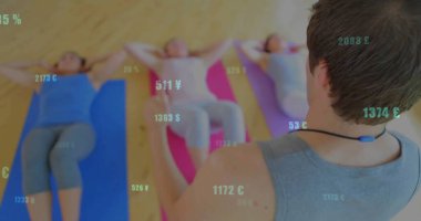 Önde gelen erkek eğitmen, kadınlara stüdyoda paspasların üzerinde çatırdamasını sağlıyor. Para birimi örtüsüyle, fotokopi aletiyle. Fitness, biyometrik, sağlık, eğitim, dijital, sağlıklı, spor salonu