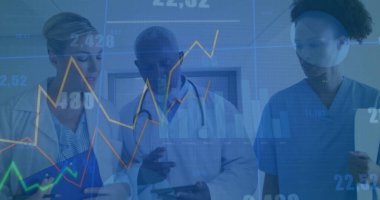 Tıp ekibinin paltolu, önlüklü, klinik koridorunda tabletleri tıkırdatan, çizelgeleri gösteren analizler. Sağlık, takım çalışması, yenilik, teknoloji, profesyonellik, tanı, iletişim