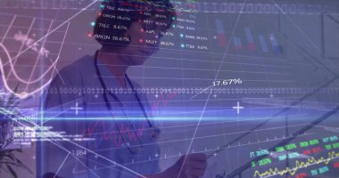 Mavi önlüklü hemşire çizelgeleri, hisse senetlerini, klinikte stetoskoplu ikili kodları analiz ediyor. Sağlık, teknoloji, finans, veri, profesyonellik, dijital, modern