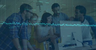 İş arkadaşları açık ofiste bilgisayar monitöründeki verileri kalem tutucuyla gözden geçiriyorlar. Takım, yenilik, takım çalışması, modernlik, analitik, üretkenlik, çalışma alanı