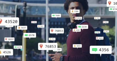 Akıllı telefonları, sırt çantaları ve kulaklıkları kaldırımda duran bildirim simgeleri olan bir öğrenci. Kentsel, teknoloji, iletişim, gündelik, modern, bağlantı, yaşam tarzı