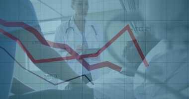 Steteskoplu bir doktor hastane yatağında yatarken üzerinde şebeke olan bir hastaya doğru eğiliyor. Sağlık, sağlık, teşhis, profesyonel, analiz, tedavi, klinik