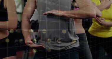 Spor salonundaki yetişkinler spor salonundaki halter askısı ve şebeke örtüsüyle Tai Chi pozu veriyorlar. Spor, egzersiz, sağlık, denge, sinerji, koordinasyon, çağdaş