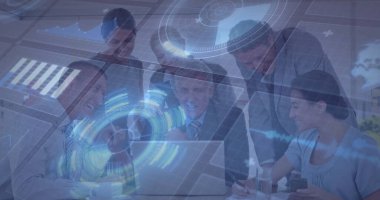 Takım elbiseli iş arkadaşları toplantı odasında, kahve fincanlarıyla bilgisayardaki verileri analiz ediyorlar. Şirket, takım çalışması, modern, teknoloji, strateji, profesyonel, yenilik