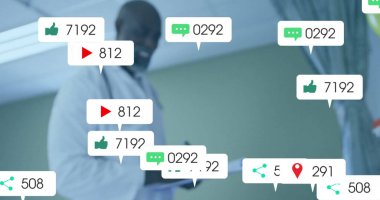 Muayene odasında laboratuvar önlüğüyle steteskoplu bir doktor, sosyal ikonlar havada uçuşuyor. Tıbbi, profesyonel, klinik, sağlık, pratisyen, dijital, teknoloji