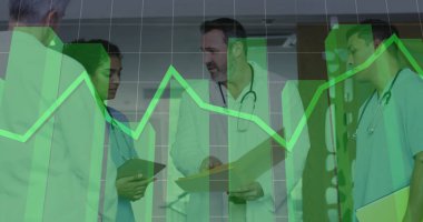 Hastanın veri hastanesi koridorunu inceleyen tıbbi ekip tablet klasörleri üzerinde çalışıyor. Sağlık, işbirliği, tanı, prognoz, tıbbi, profesyonel, veri görselleştirmesi