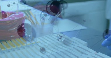 Laboratuar bankında kırmızı çanta, kalem, kağıt, eldiven ve ağ kaplamalı sarı pipet askısı gösteriliyor. Laboratuvar, bilim, araştırma, veri, teknoloji, güvenlik, klinik