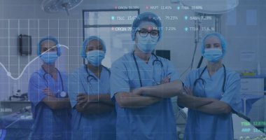 Ameliyathanede mavi önlük giyen cerrahi ekip steteskopları, monitörleri ve veri örtülerini gösteriyor. Tıbbi, profesyonellik, takım çalışması, klinik, sağlık, tanı, yenilik