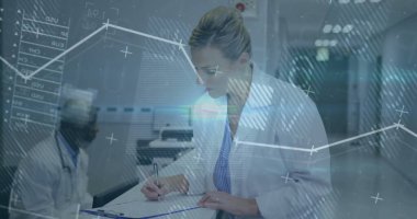 Önlük giymiş olgun bir doktor, hemşire odasında not tutuyor, not tutuyor, not defteriyle, veri örtüsüyle. Tıbbi, işbirliği, yenilik, sağlık, teknoloji, profesyonellik, analiz