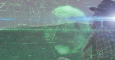 Şafak vakti tarama yapan şapkalı ve ekose gömlekli bir erkek holografik arayüz gösteriyor, kopyalama alanı. Gelecekçi, kırsal, teknoloji, dijital, yenilik, manzara, keşif