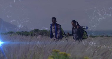 Yelek giyen yürüyüşçüler, botlar okyanus kıyısından sırt çantaları ve hasırla geçen botlar. Macera, keşif, açık hava, doğa, manzara, seyahat, eğlence