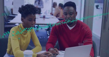 Toplantı odasında dizüstü bilgisayar ve kahve fincanıyla belgeleri inceleyen iki ofis çalışanı. Şirket, takım çalışması, işbirliği, modern, profesyonel, çalışma alanı, odaklanma