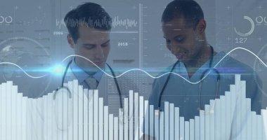 Doktorlar hasta kayıtlarını muayene odasında stetoskoplar, tabletler ve veri tabloları ile inceliyorlar. Tıbbi, takım çalışması, profesyonel, analitik, teknolojik, sağlık hizmeti, modern