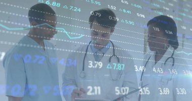 Klinikteki öngörülen çizelgeleri inceliyorum laboratuvar önlükleri ve steteskoplar giyip pano tutuyorlar. Sağlık, takım çalışması, analitik, profesyonel, modern, tanı, işbirliği