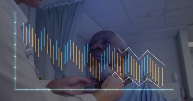 Klinisyenlerin muayene odasındaki hasta boynuna dijital çizelge ile dokunmaları. Sağlık, tanı, teletıp, klinik, teknoloji, profesyonellik, tıbbi