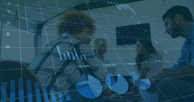 Takım elbiseli iş adamları toplantı masasına yaslanıp tablet ve belgelerdeki verileri inceliyor. İşbirliği, takım çalışması, veri analizi, kurumsal, modern, yenilik, strateji