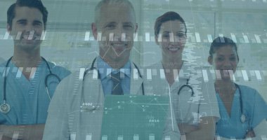 Hastane koridorunda ameliyat önlüğü ve stetoskoplarıyla dijital çizelgeleri gösteren tıbbi ekip sunar. Tıbbi, takım çalışması, profesyonel, sağlık, teşhis, işbirliği, hastane