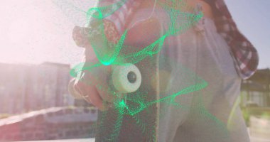 Güneş ışığında çatıda kaykay tutan bir kadın, kulaklıkları, tuğlaları ve veri dalgasıyla. Kentsel, enerjik, dinamik, çağdaş, yaşam tarzı, enerjik, yenilikçi