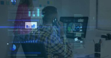 Ofis çalışma alanındaki akıllı telefondan kareli gömlekli adam konuşuyor. Veri tablosuyla. İş, analitik, modern, profesyonel, teknoloji, işbirliği, görselleştirme