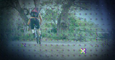 Dağ bisikleti, miğfer, sırt çantası ve arıza efektiyle orman yolunda pedal çeviren bisikletçi. Macera, keşif, şehir tarzı, açık hava, canlılık, doğa, hareket