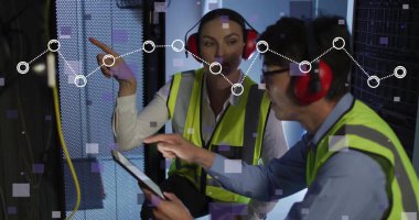 Bilgi işlem uzmanları veri merkezinde sunucu rafları, tabletler ve kulaklıklarla veri örtüşmesini izliyorlar. Teknoloji, işbirliği, dijital, siber güvenlik, yenilik, girişim, altyapı