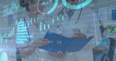 Veri, kadın ve erkek doktorlar klinikte mavi klasör ve finansal kaplamayla konuşuluyor. Tıbbi, profesyonel, işbirliği, analiz, sağlık, ofis, takım çalışması