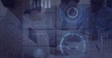 Toplantı odasındaki basılı çizelgeleri ve veri örtülerini inceleyen bir grup profesyonel analiz ediliyor. İşbirliği, veri analizi, modernite, takım çalışması, profesyonel, dijital görselleştirme, iş büyümesi