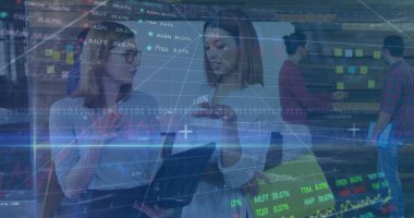 İşbirlikçi iş kadınları ofiste dizüstü bilgisayara yapışkan notlar ve piyasa çizelgeleriyle bakıyor. Takım çalışması, beyin fırtınası, veri analizi, yenilik, modern çalışma alanı, üretkenlik, işbirliği