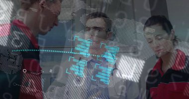 Ceketli ve kravatlı üç profesyonel kontrol odasında cam ekranlı harita ve çizelgeleri inceliyor. Teknoloji, işbirliği, analitik, yenilik, veri görselleştirme, takım çalışması, fütüristik