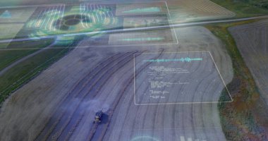 Kırsal alanlarda hareket eden hasatçıları toz bulutu, AR panelleri ve kopyalama alanı ile birleştirmek. Tarım, hassas tarım, dijital teknoloji, hava manzarası, kırsal arazi, veri görselleştirme, modern makineler