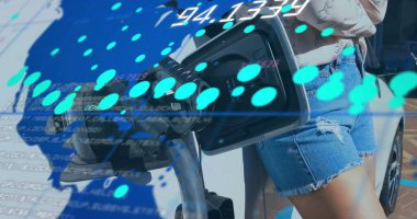 Kot şortlu bir kadın otoparkta EV 'ye siyah bir bağlantı kuruyor. Üzerinde de deniz mavisi verisi var. Sürdürülebilirlik, yenilik, teknoloji, kentsel, modern, çevre dostu, gelecekçilik