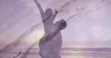 Gün batımında kumlu sahilde kadının başını kaldıran bir çift. Okyanus dalgaları, aksaklıklar. Romantik, dinginlik, gece hayatı, siluet, ahenk, doğallık, soyut